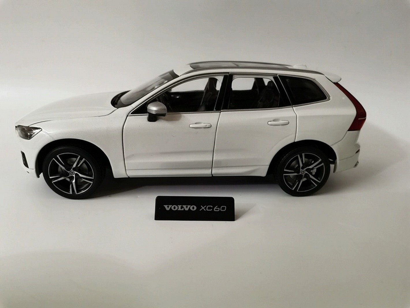 1/18 Scale VOLVO XC60 2018 White Diecast Car Model Collection Toy