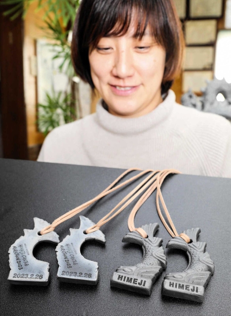 いぶし銀の鯱瓦形メダル、姫路城マラソン完走者へ 平成の大修理携わっ