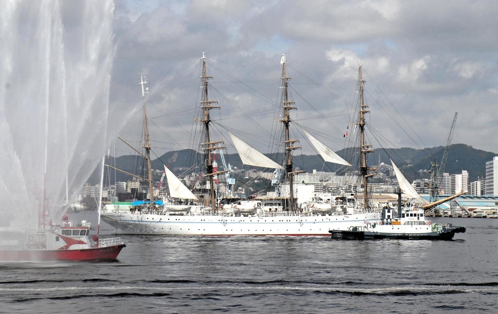 海の貴婦人”と呼ばれる練習帆船「海王丸」 100回目の神戸寄港、歓迎
