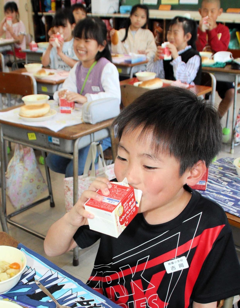 牛乳パック「じか飲み」県内で拡大 ストローレスでプラごみ削減、エコ