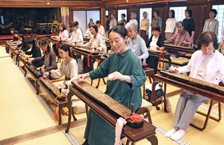 1本の弦で奏でる一絃琴「須磨琴」 伝統と革新支え60年 保存会が11月に