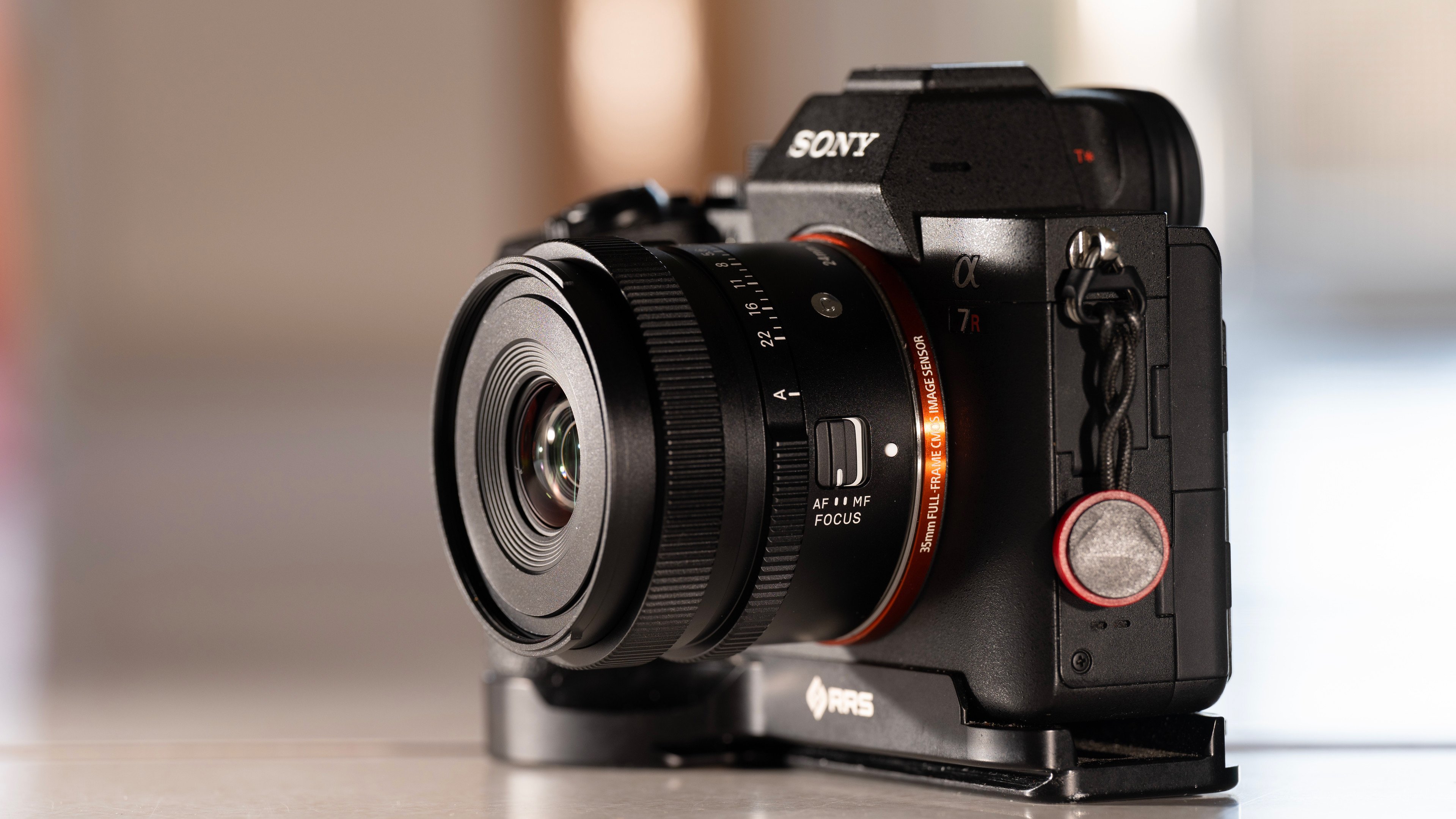 Sigma 24mm F3.5 DG DN Contemporary Review | PCMag