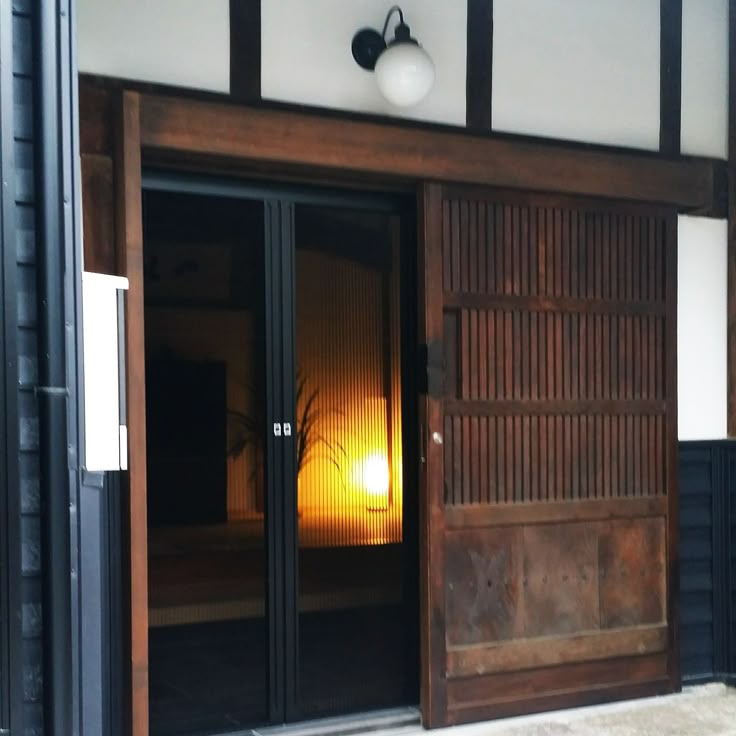 蔵戸扉 建具 引き戸玄関建築建設古民家カフェリノベーション店舗町屋 開業