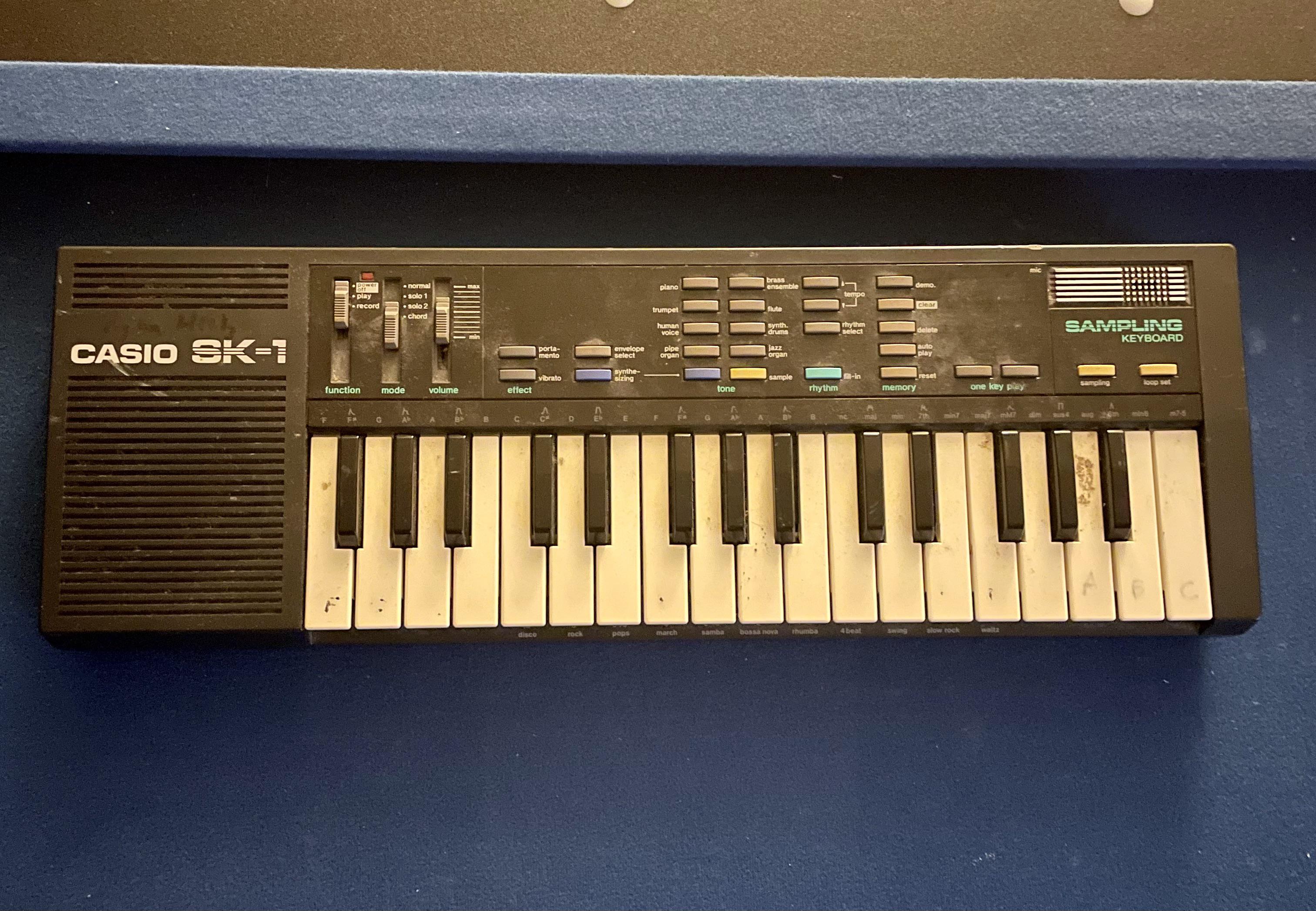 1980年代製 Casio SK-1 サンプリングキーボード、32鍵 : r/synthesizers