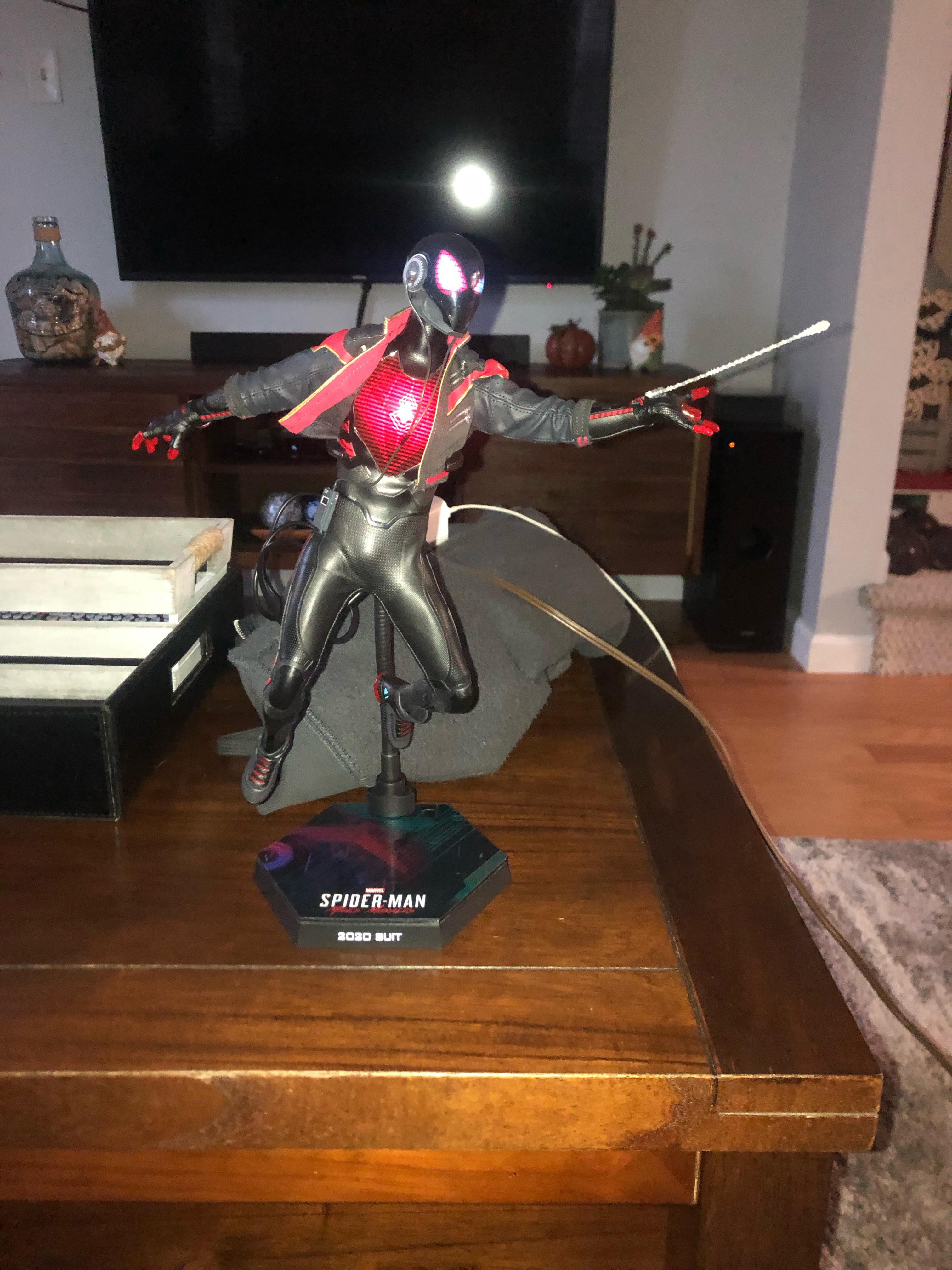 Hot Toys Miles Morales (2020 Suit) Sixth Scale Figure Review HOT