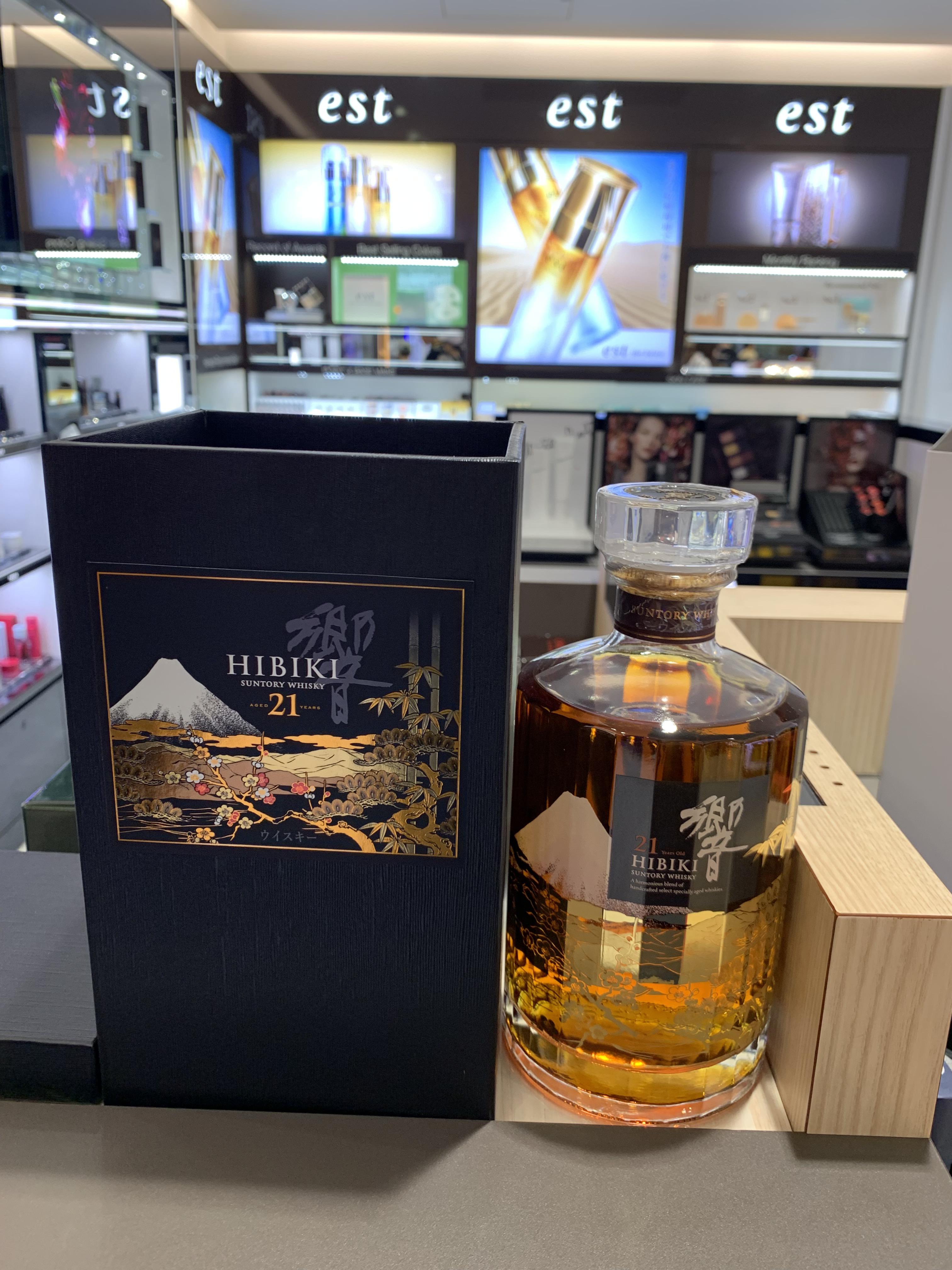 今日、羽田空港で響21年の富士山限定版のボトルをゲットしたんだ。この