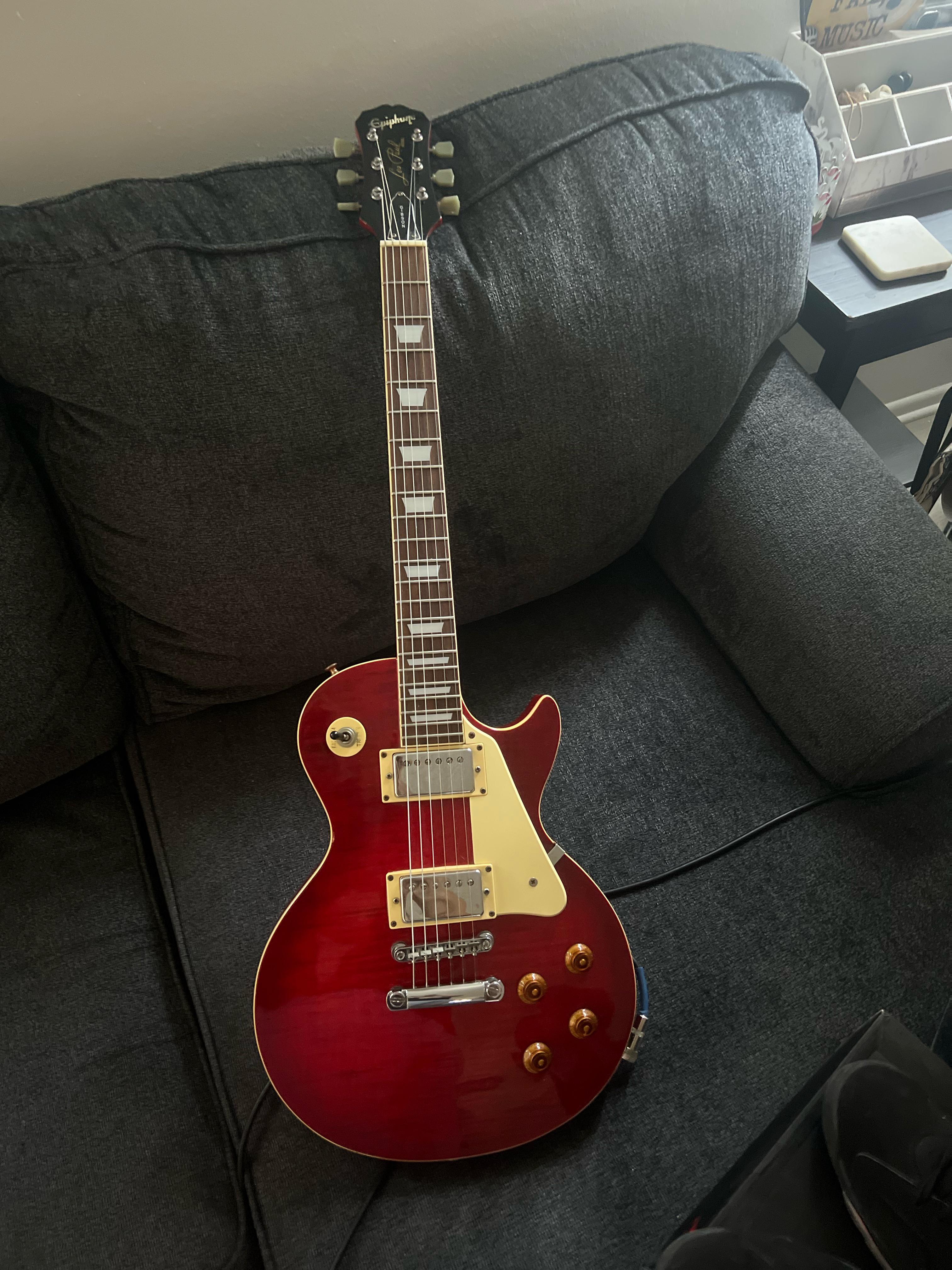 1998年製のEpiphone限定版、韓国製。1984年のストラトと交換したん