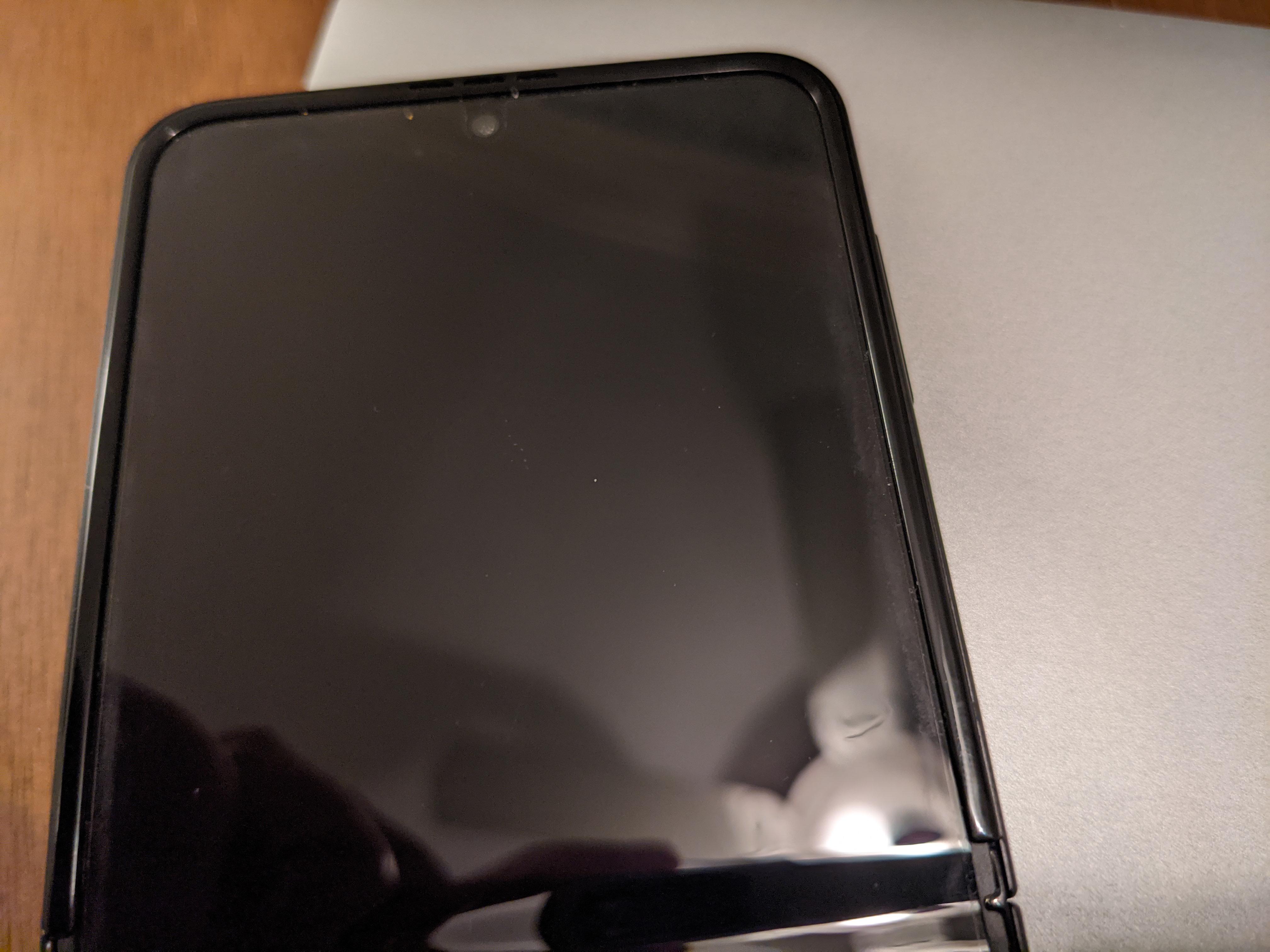 画面、思ってたよりずっと傷つきやすいんだな : r/galaxyzflip