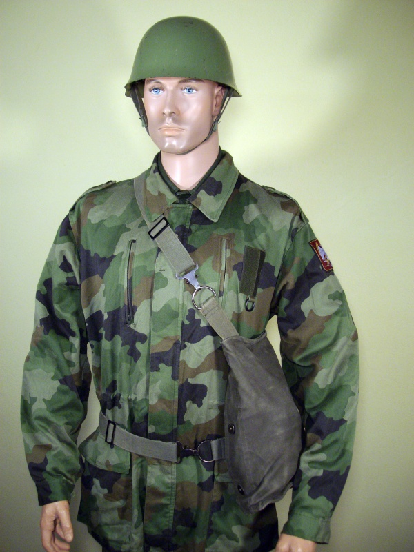 誰か、90年代に使われてたようなセルビア軍の迷彩服、フルセットで