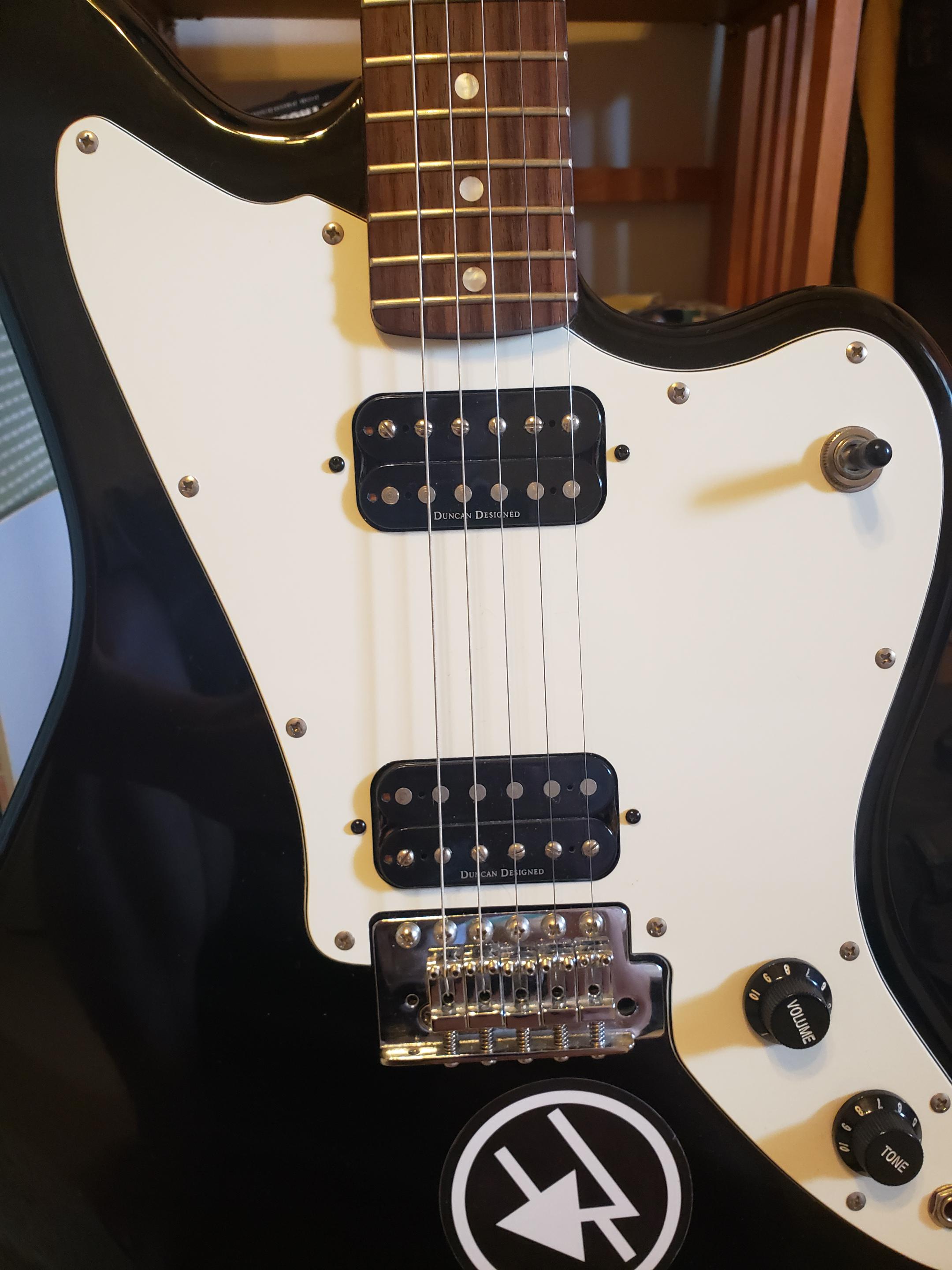 ジャズマスター風のピックガードで、P90とストラト風のトレモロ