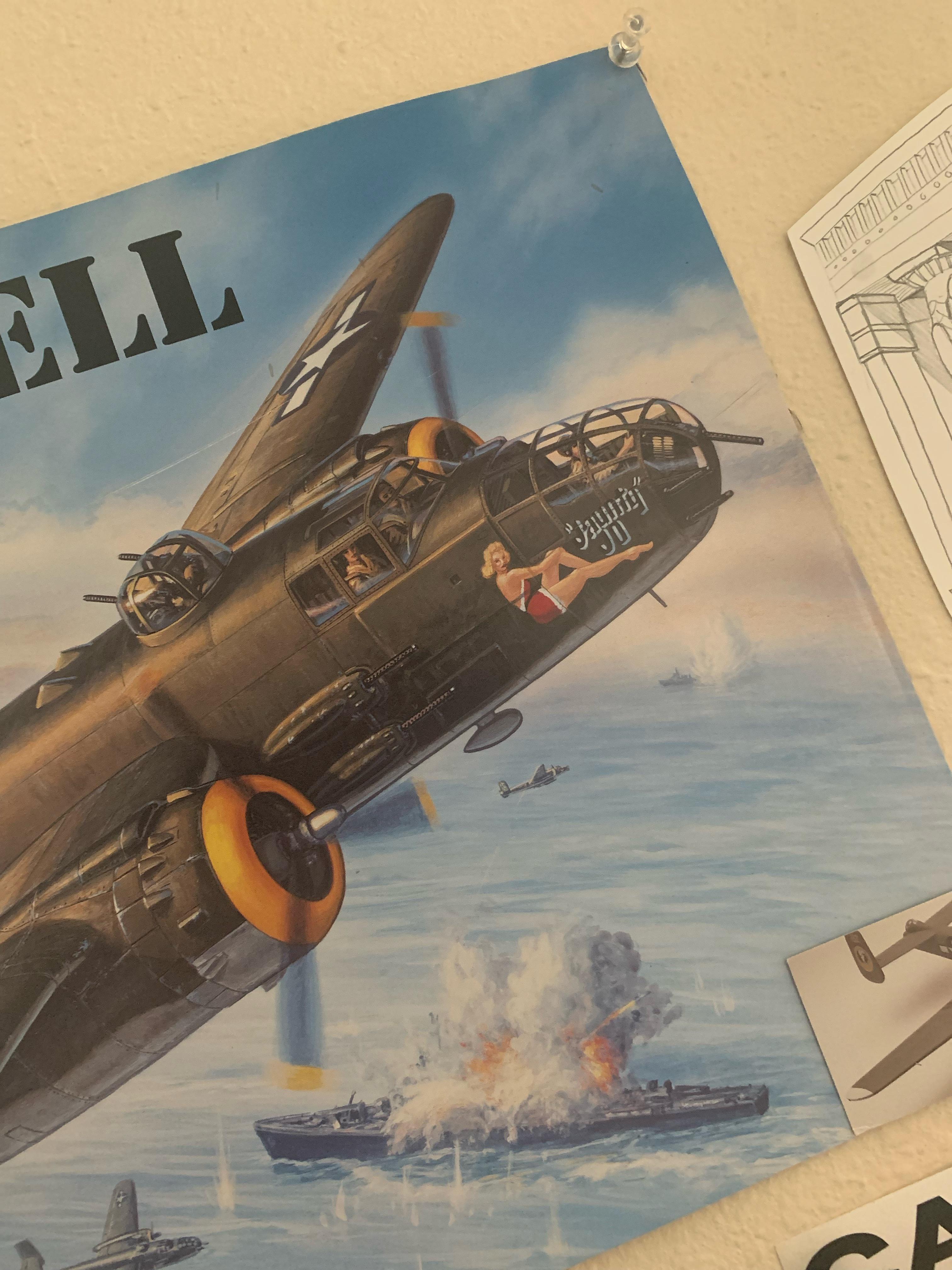 最近、第二次世界大戦のノーズアートをモチーフにしたピンナップの絵を