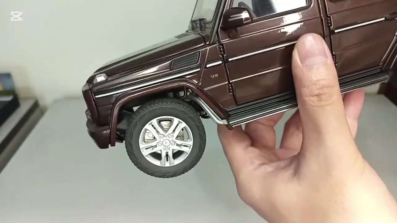 Diecast Mercedes Benz G500 V8 LWB G Class Autoart 1:18 Dealer Box