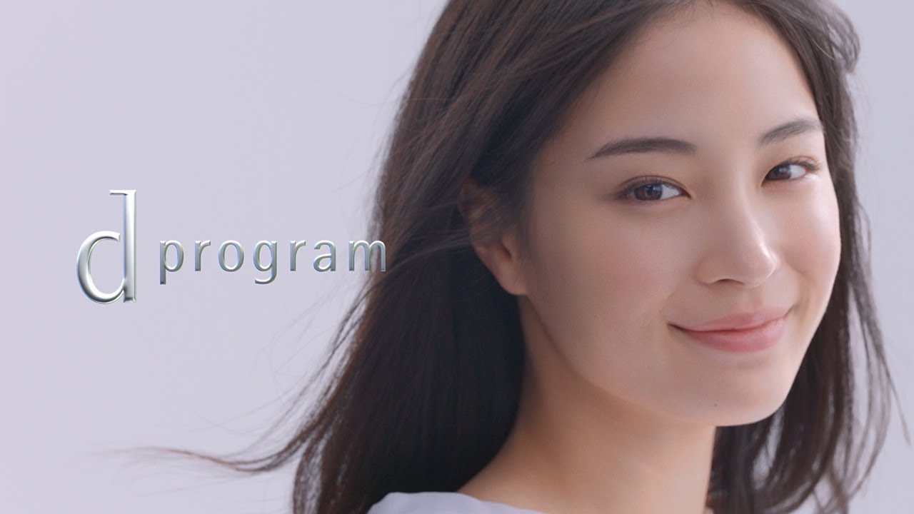 Hirose Suzu shows off her beautiful skin in a commercial, 