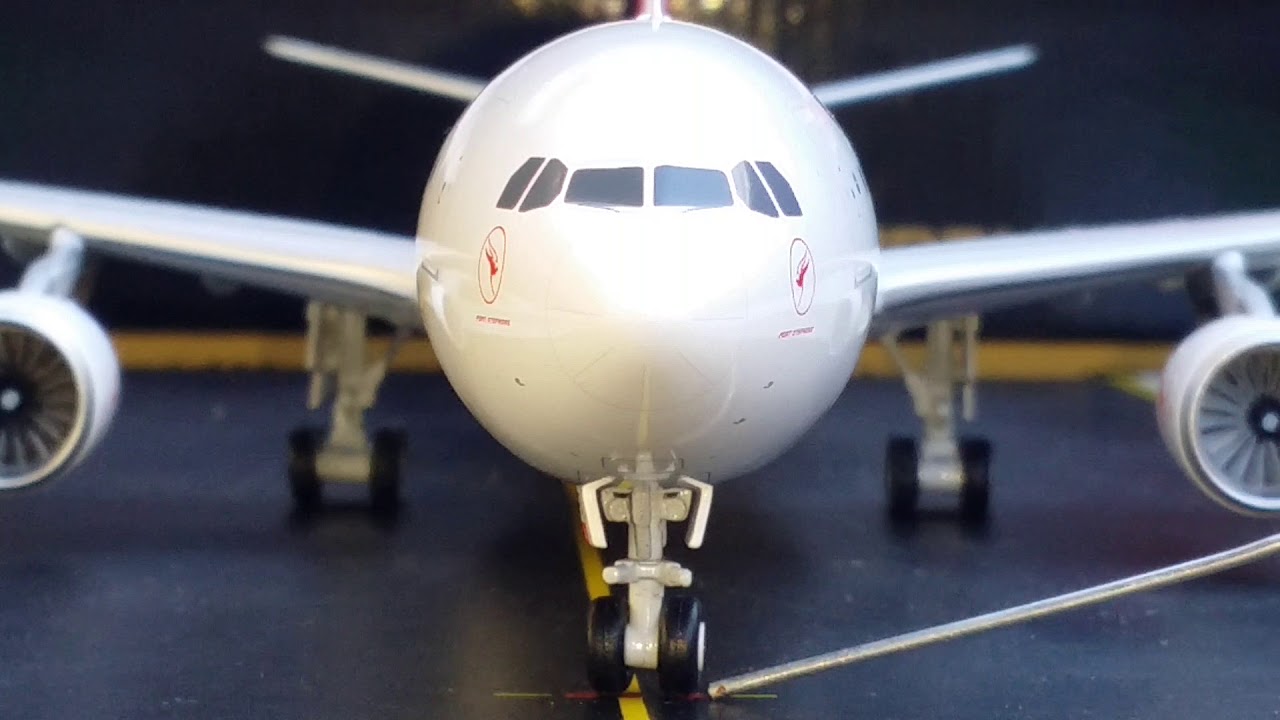 Gemini 200 Qantas A330-300(New Silver Roo Livery)Review - YouTube