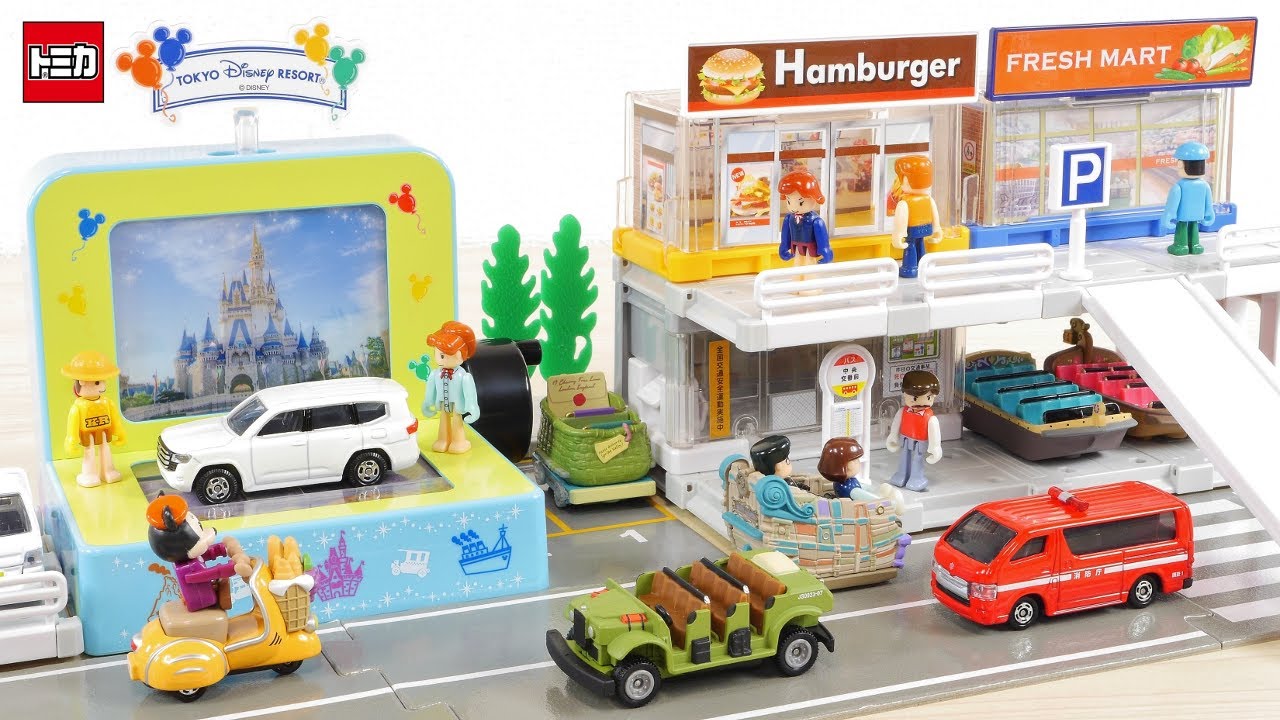 Speeding along on a moving Tomica display stand! Tomica Town with