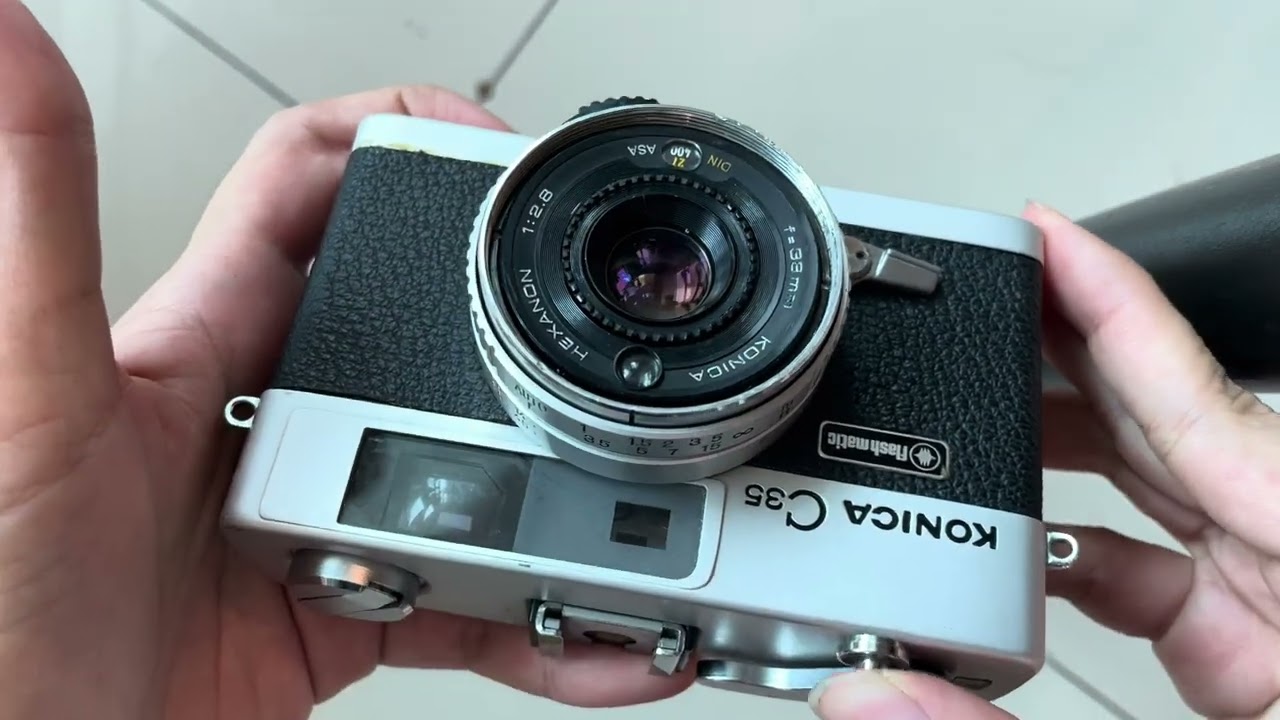 konica C35 flashmatic - YouTube