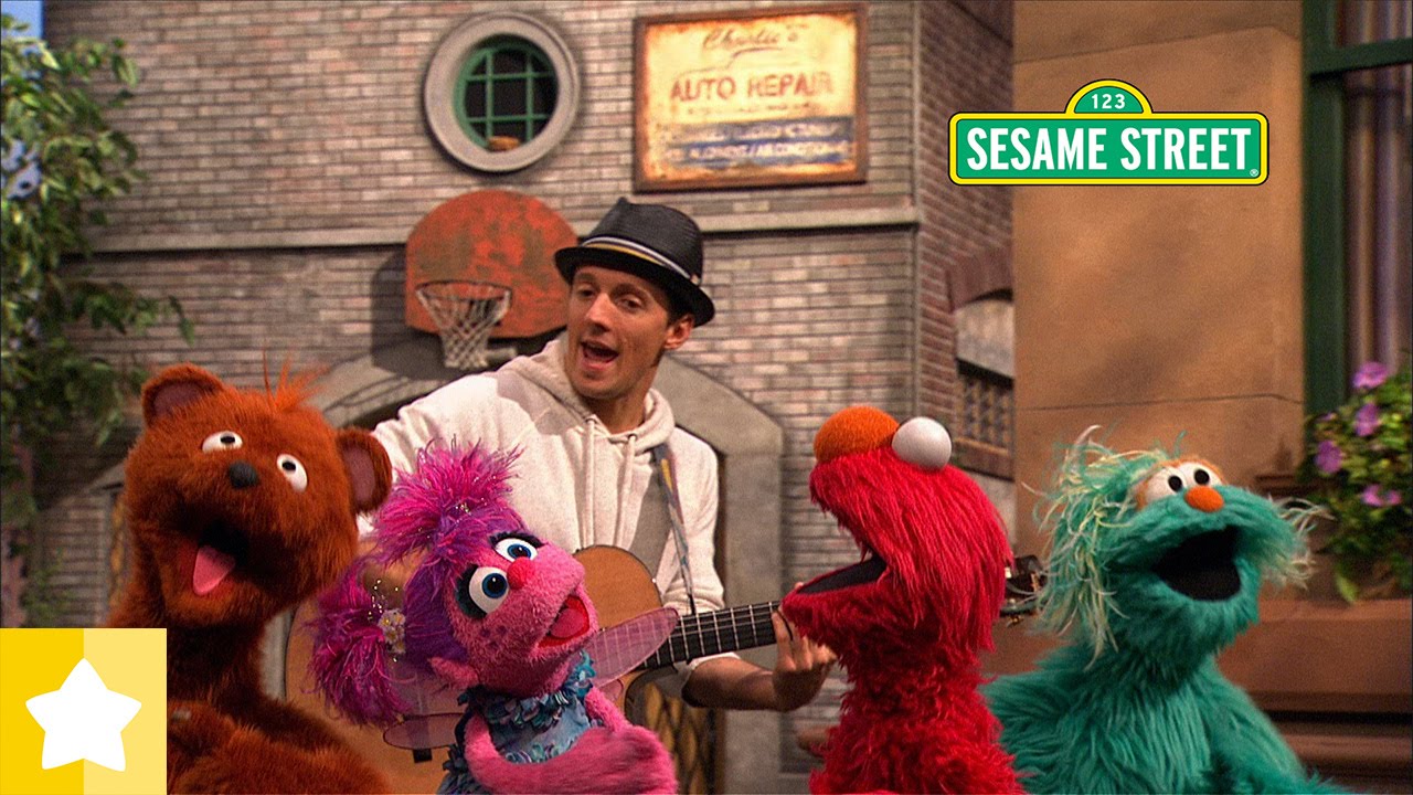 セサミストリート：ジェイソン・ムラーズが歌う「外に出よう」（日本語