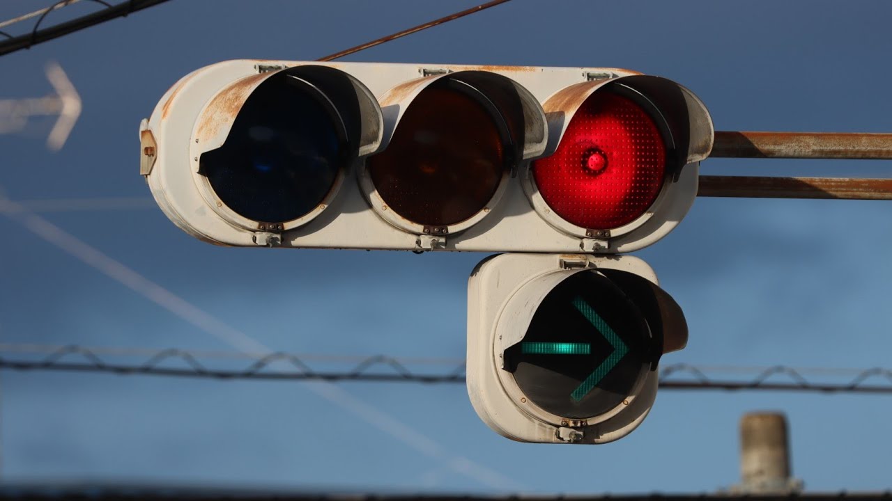 埼玉では激レア】矢印も珍しい！熊谷市宮本町の古い信号機 - YouTube