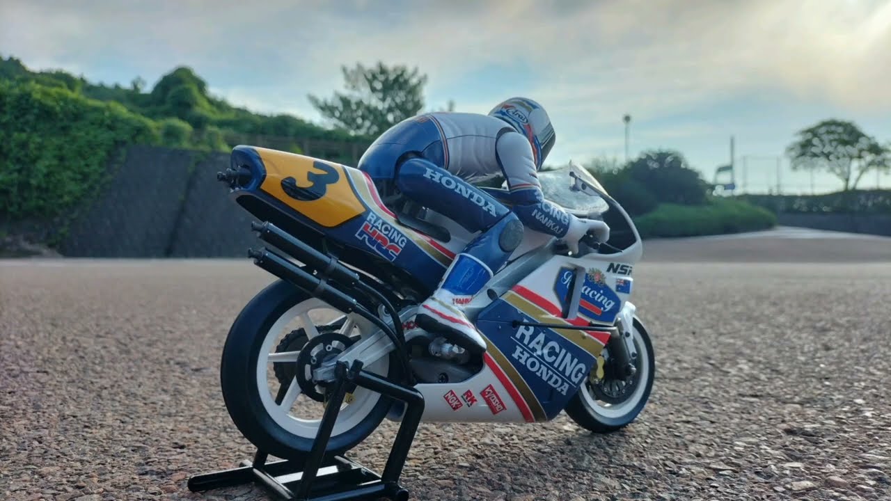 京商 1/8 電動ハングオンレーサー ホンダ NSR500 バイク ラジコン本体