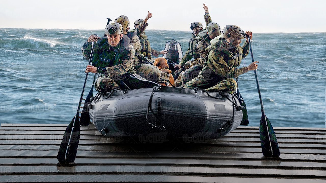 海のど真ん中で行われる恐るべき訓練技術 - YouTube