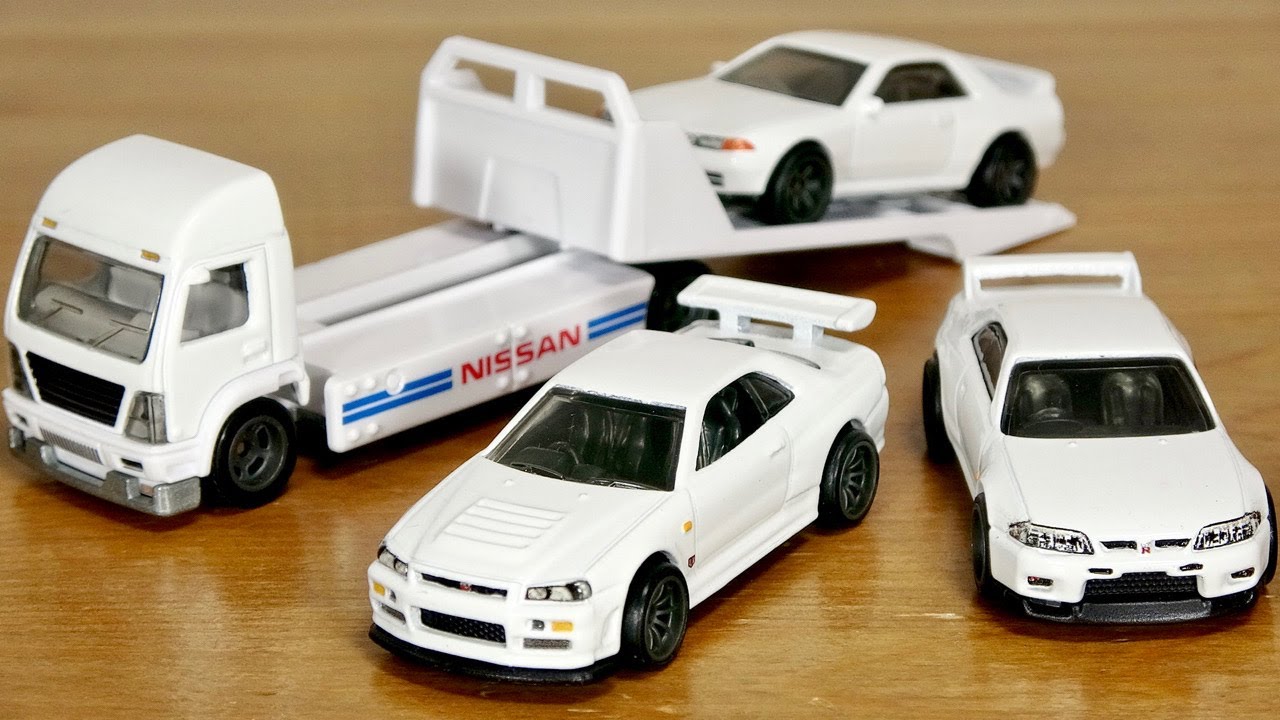 White Tomica-like Hot Wheels Premium Collector Set Skyline