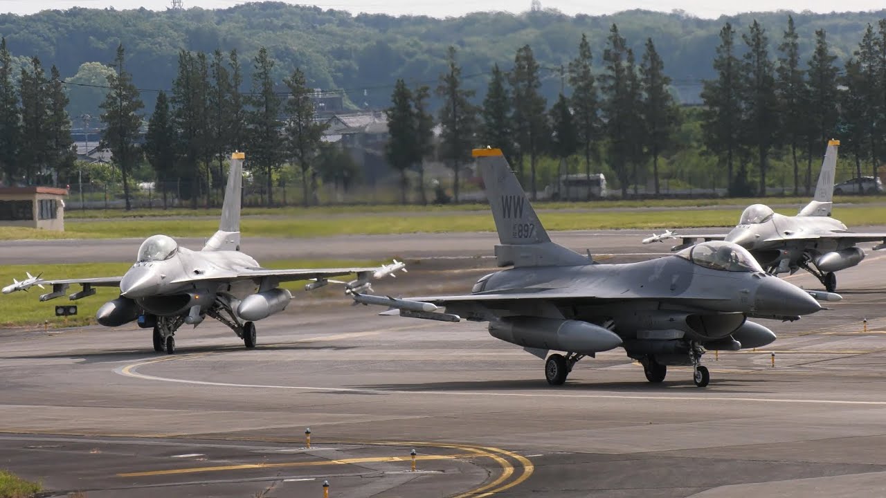 横田基地 三沢基地所属の戦闘機F16ファイティングファルコンが訓練飛行