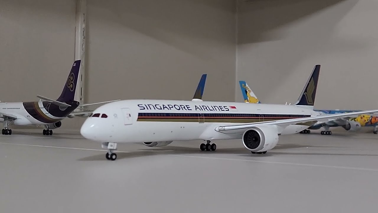 Singapore Airlines Boeing 787-10 die cast model scale 1:200 from