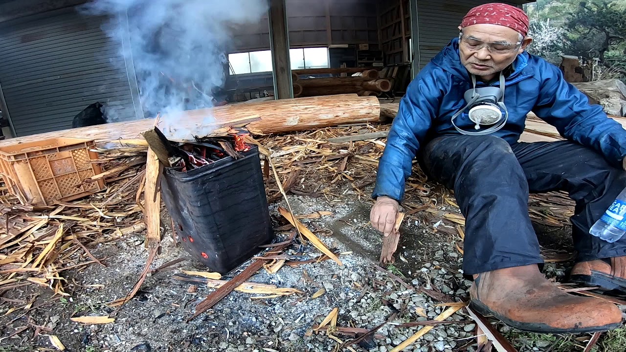 杉の皮むき - YouTube