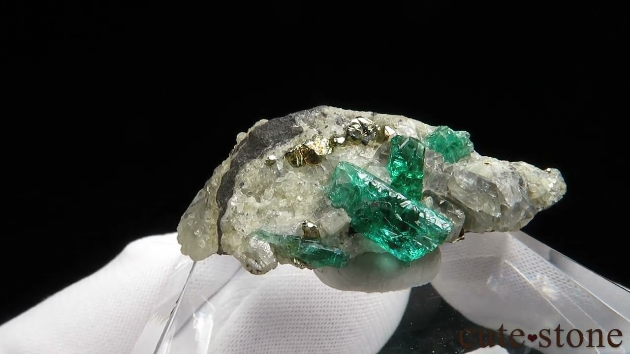 コロンビア Muzo産 エメラルド＆パイライトの母岩付き原石 No.15