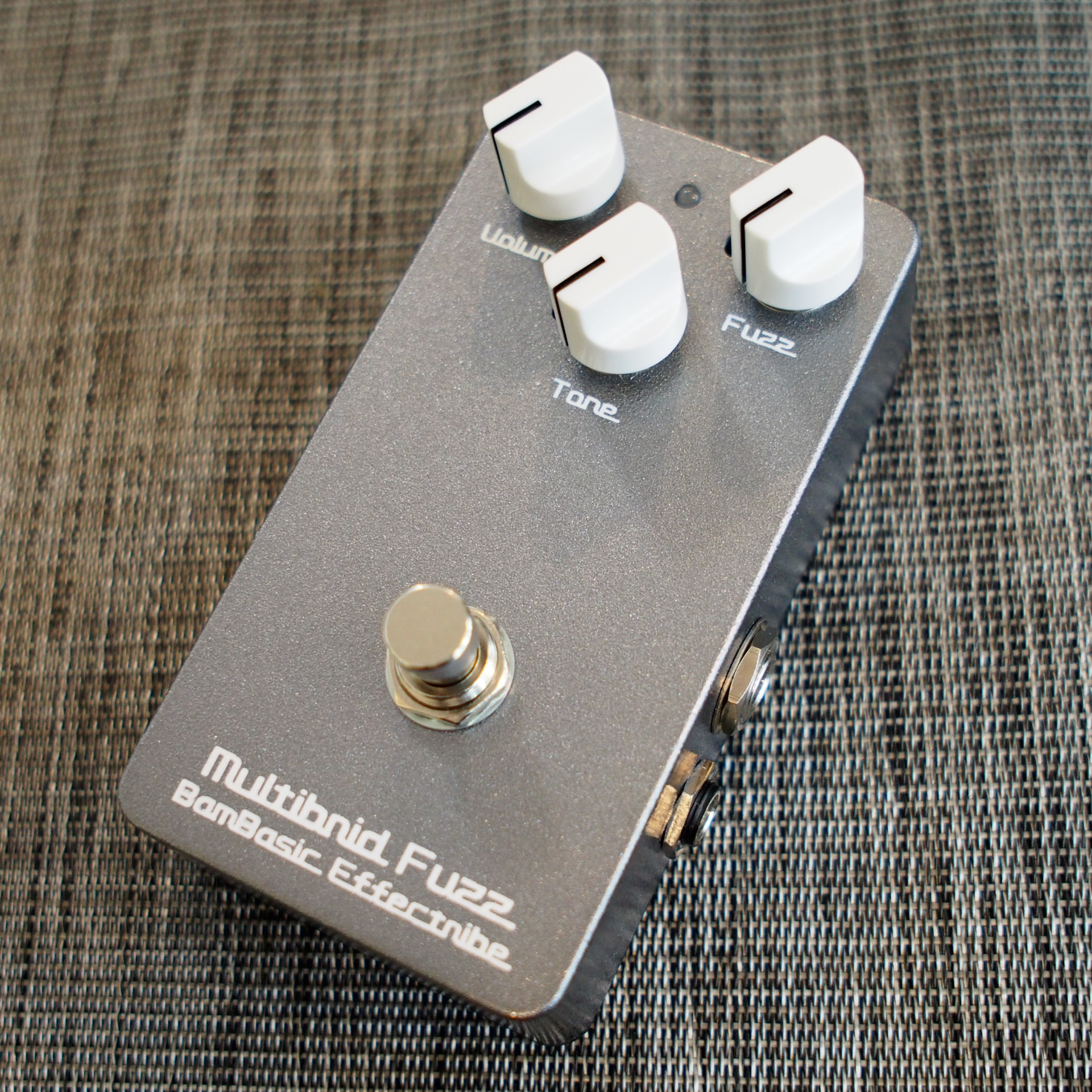 入荷情報】5つのファズ回路を通過した衝撃サウンド『Bambasic