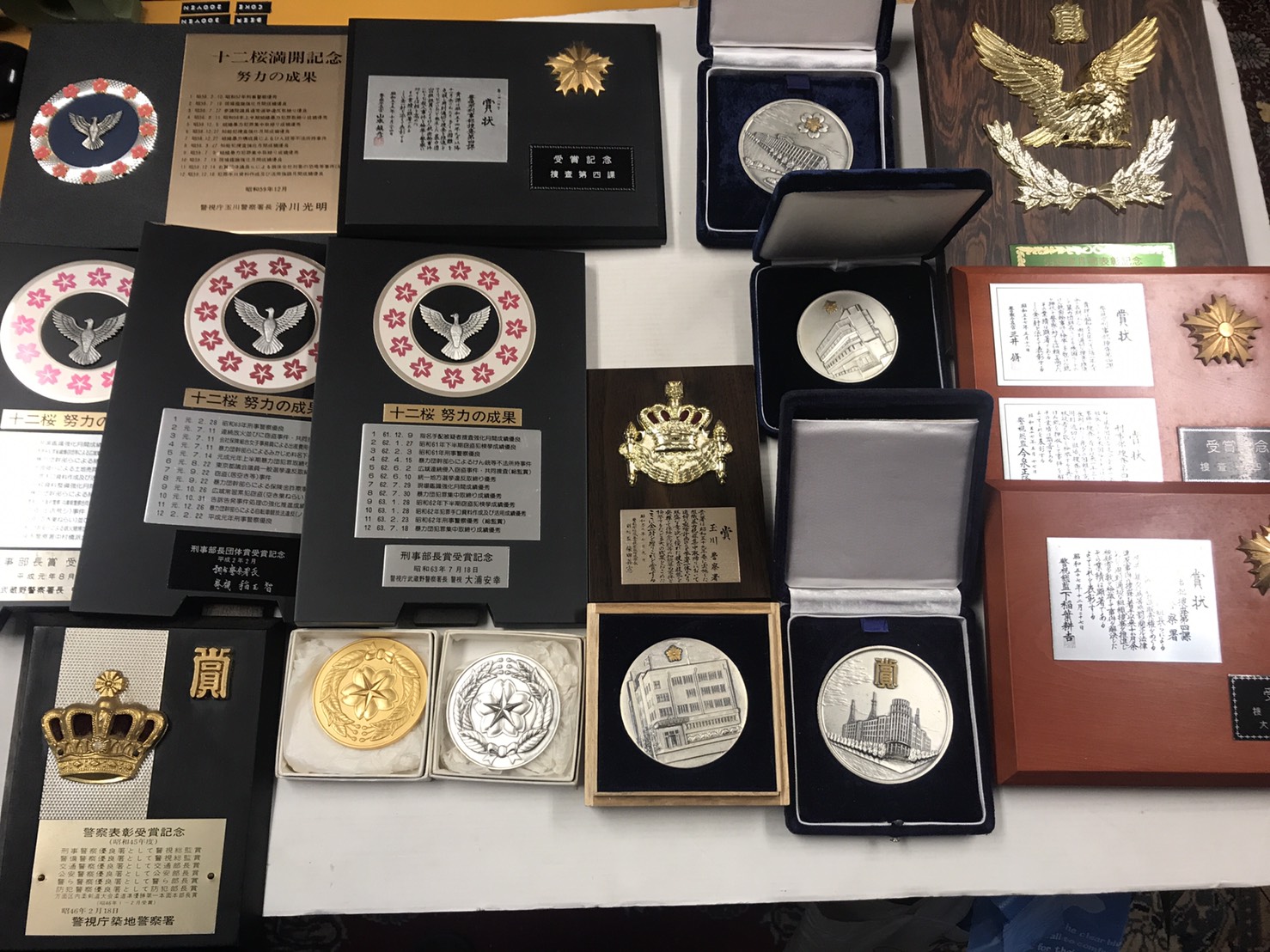 レア】警察グッズ階級章 盾 記念品 バッジ 警視庁 コレクター