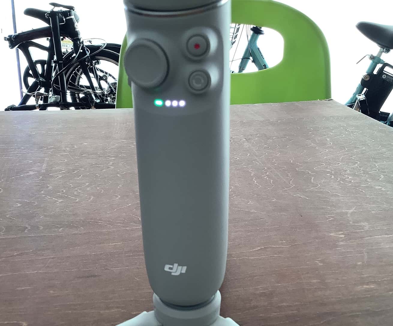 スマホ撮影の手ブレ補正にDJI「OM5」スマホ用ジンバル（スタビライザー