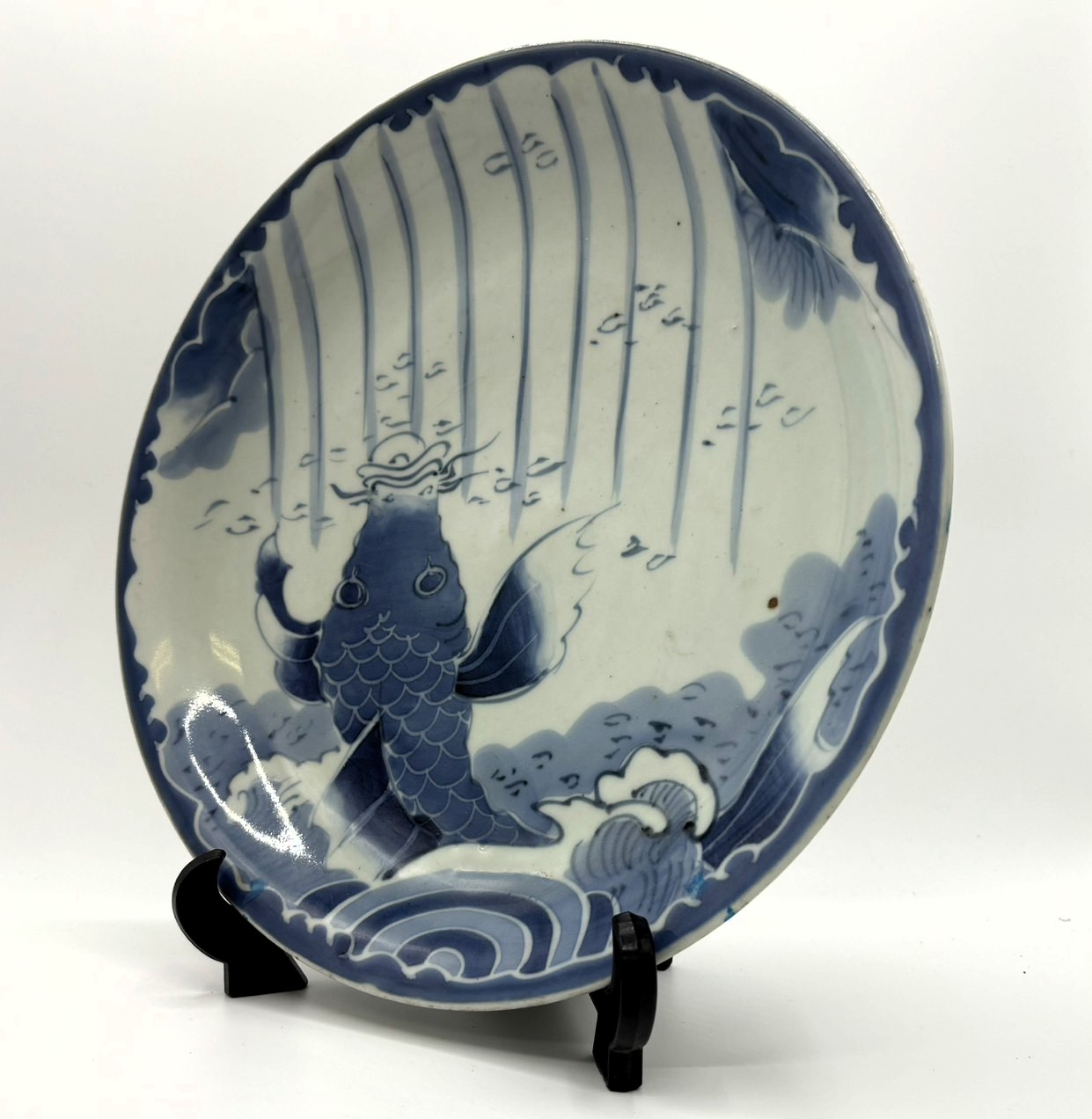 後期伊万里 志田窯大皿 染付鯉の滝上り文皿 - 古美術 美養