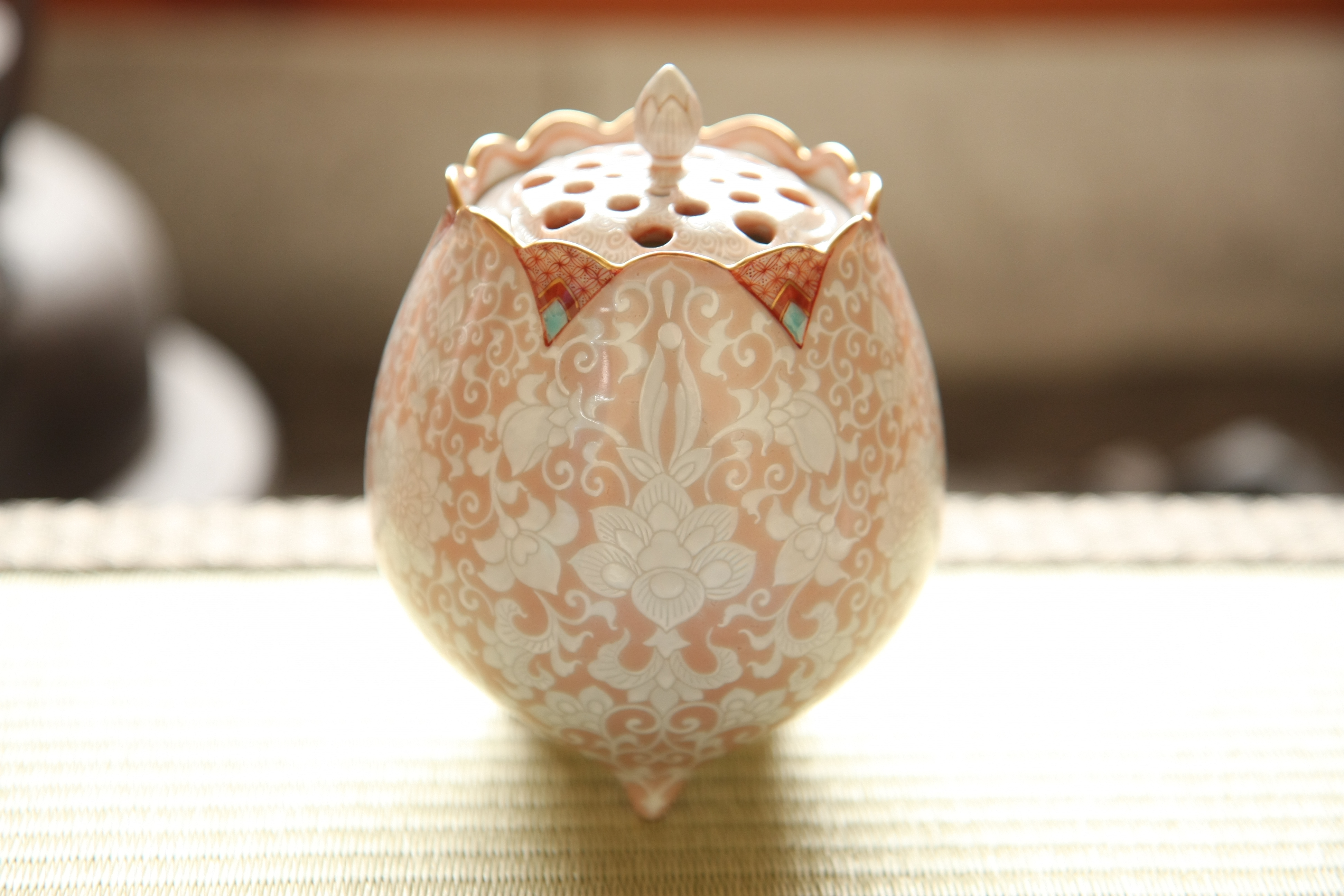 白砡描割宝相華文蓮型香炉 – 芳岳工房 聖窯 加賀陶苑