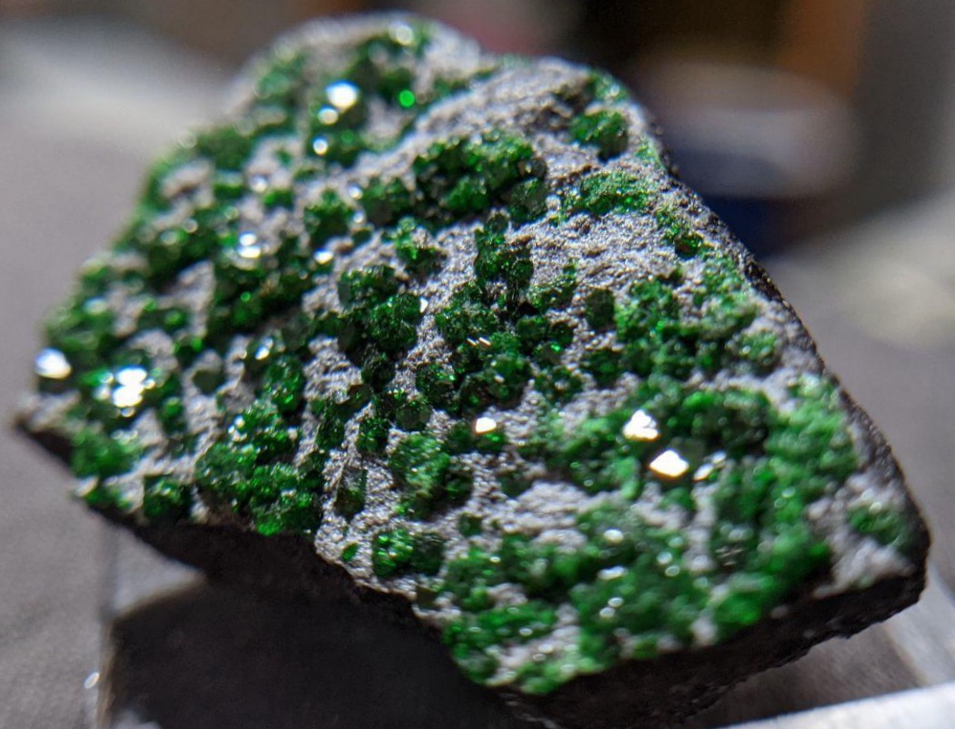 ウバロバイト】 (灰クロム柘榴石) エメラルド色のガーネット