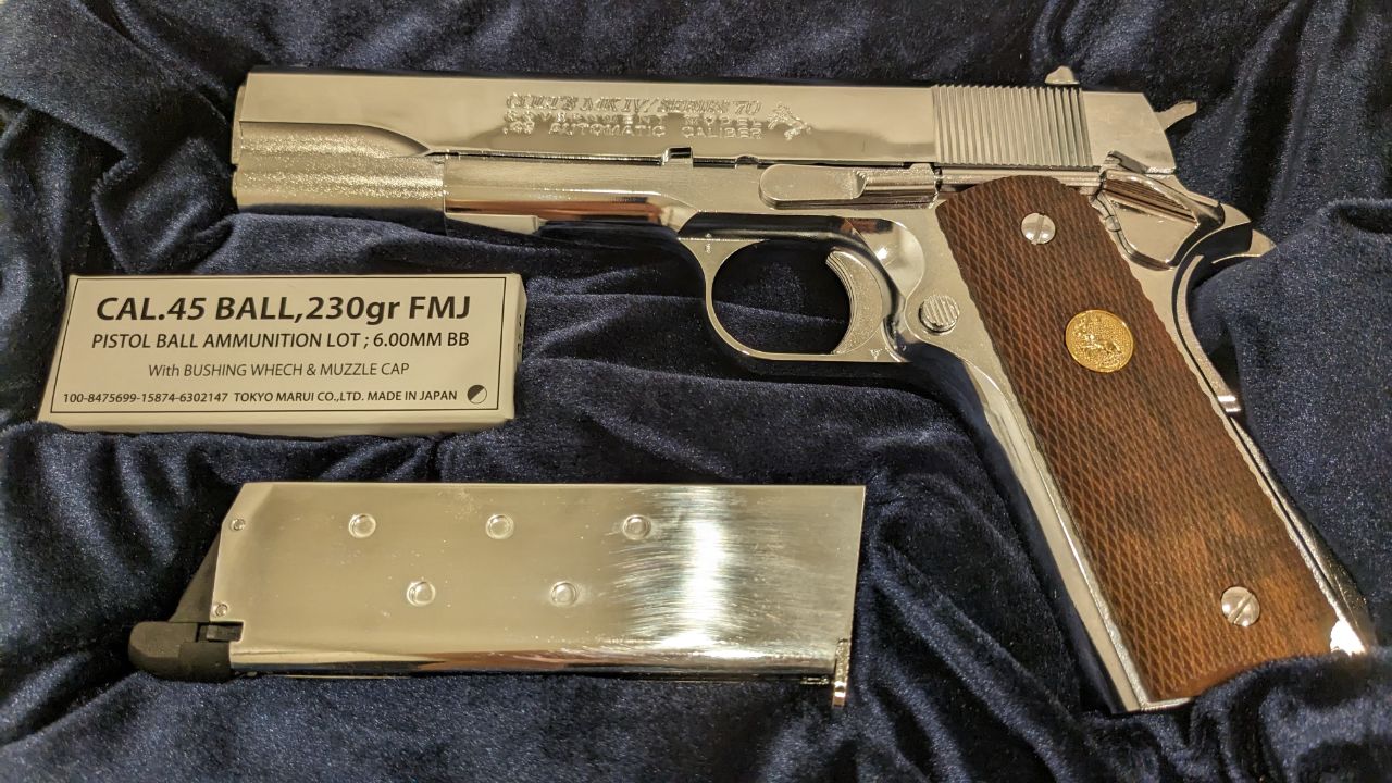 シルバーのガバメントにホワイトパールのグリップを取り付けて