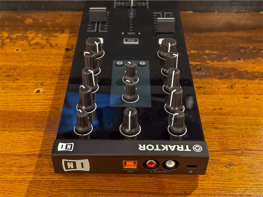 コンパクトでいつもカバンに入れて持ち歩けそうなDJコントローラー