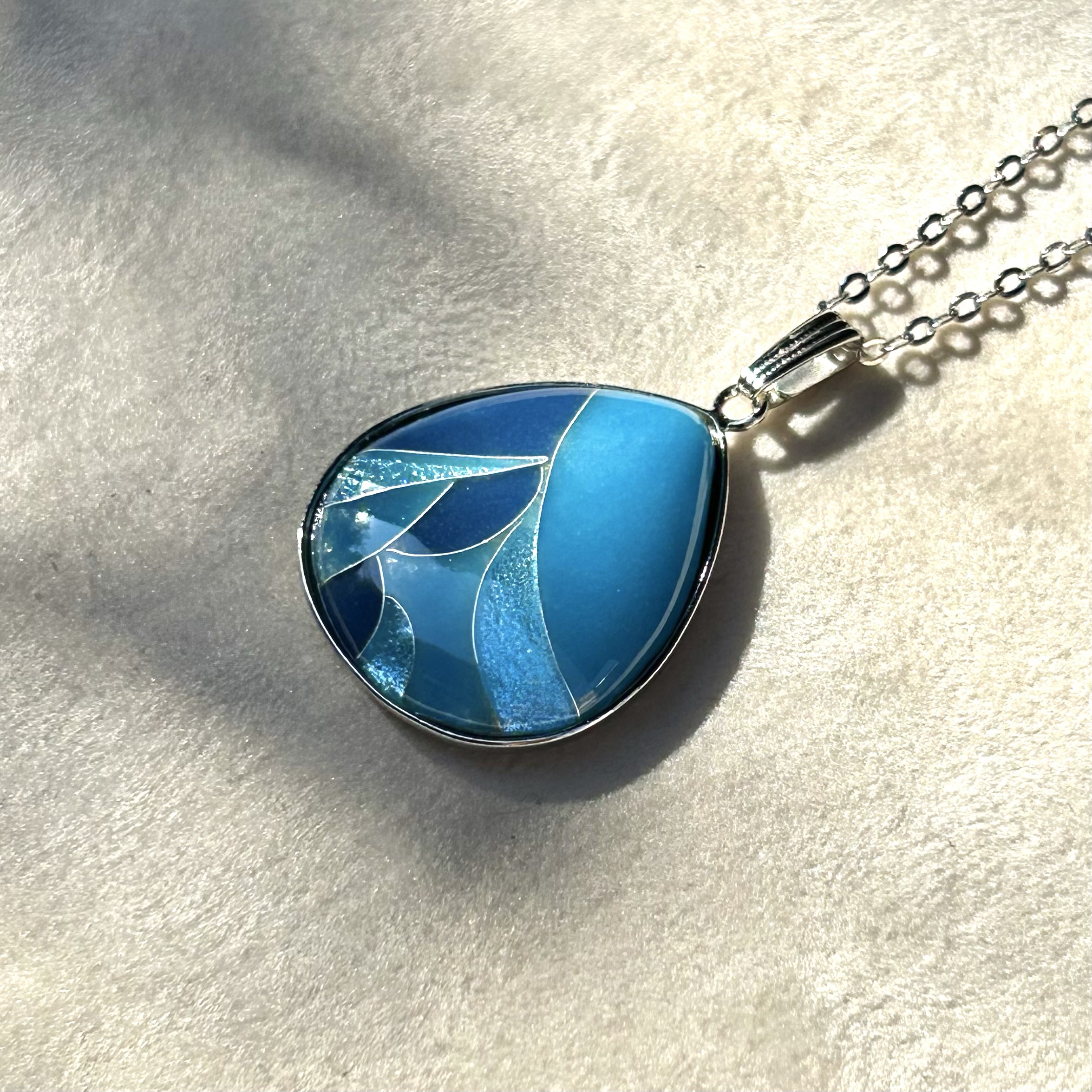 七宝焼ネックレス雫型《木の葉:青紺》 – 田村七宝工芸 七宝焼窯元