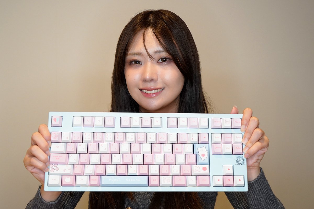 大人気VTuber結城さくな×AMICISキーボードとマウスパッドをレビュー