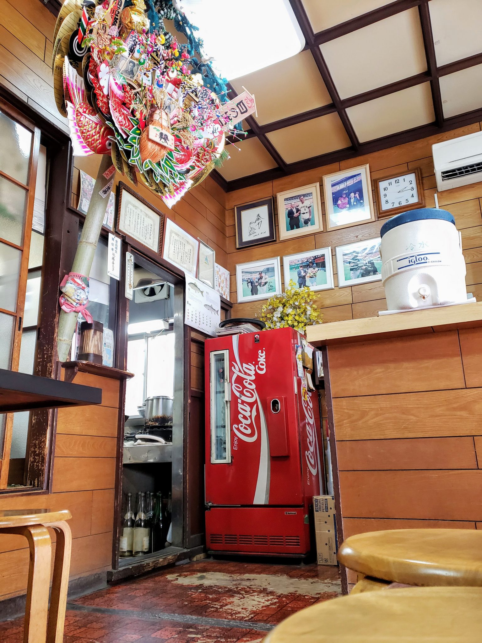 レトロな喫茶店にあるコーラ冷蔵庫