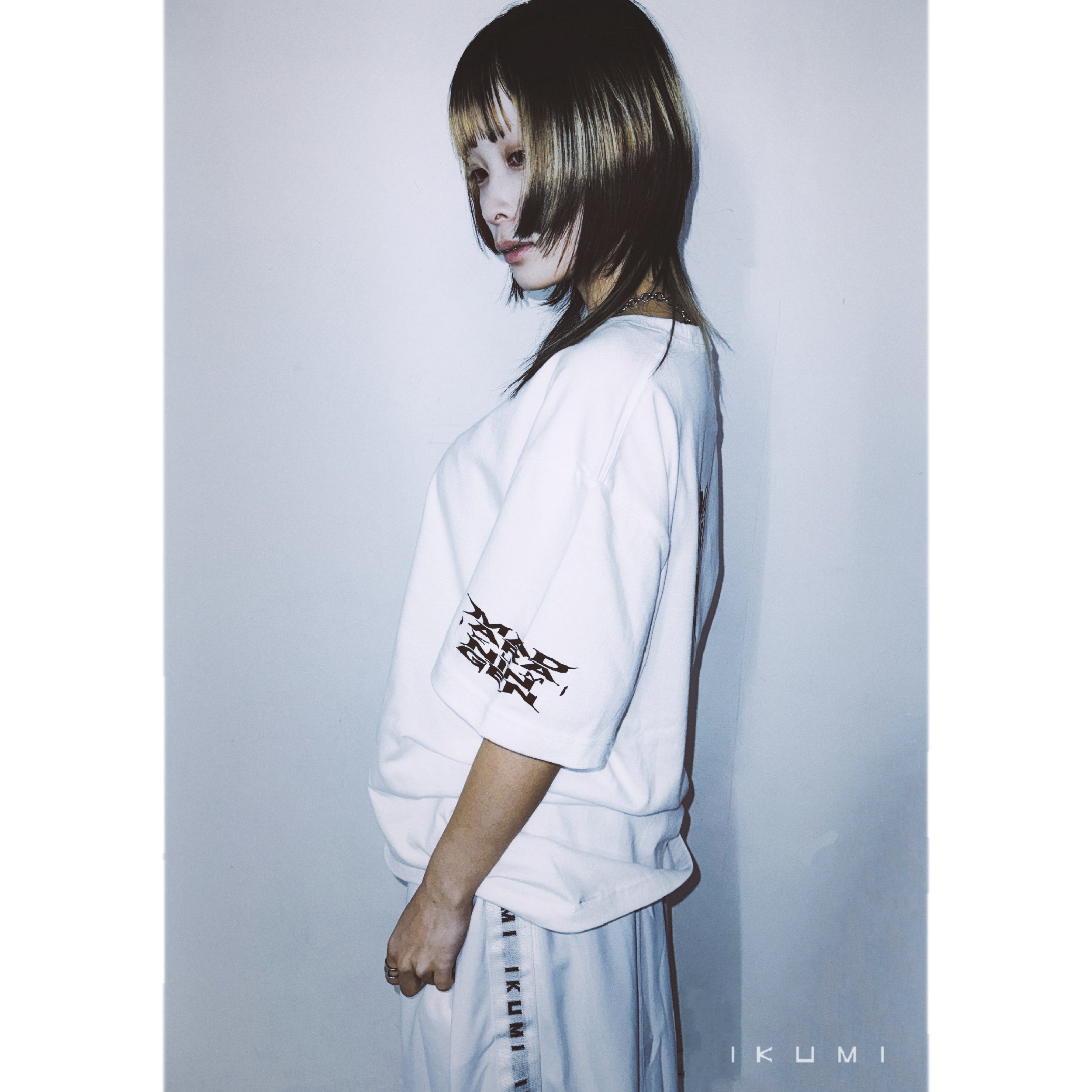 IKUMI×MADARANINGEN Bizzare LOGO T-shirt