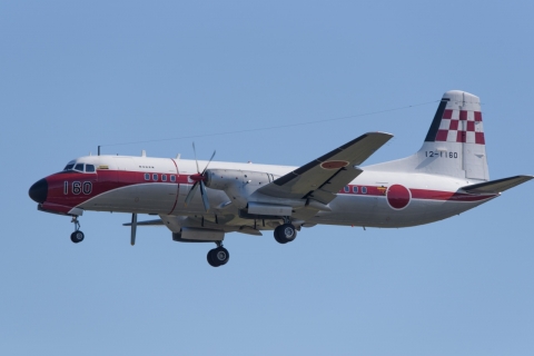 能登空港 飛行可能なYS-11飛来 航空学園で動態保存