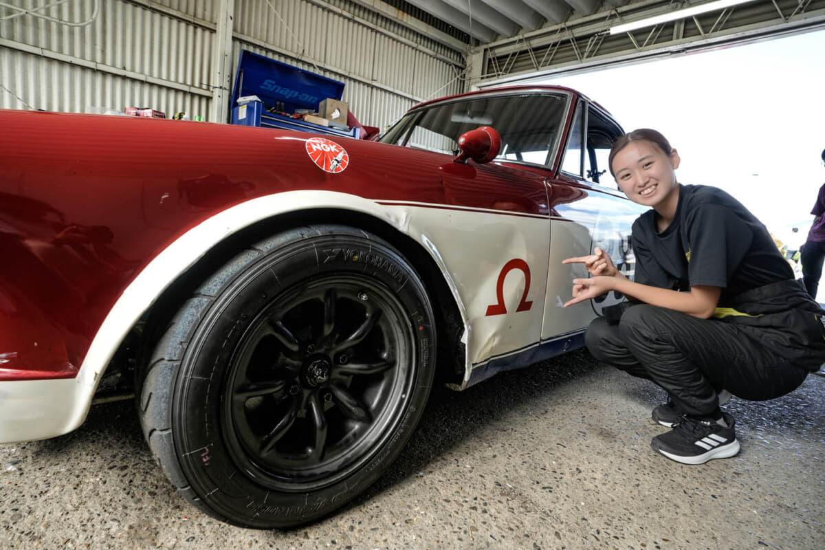 20歳女子レーサーがダットサン「フェアレディ」で旧車レース初体験