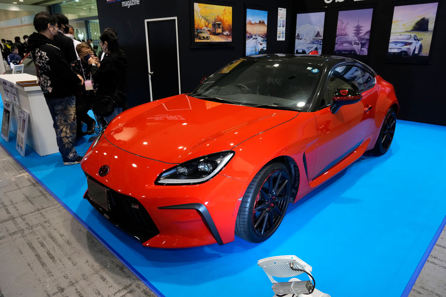 初代トヨタ「86」のデザイナーが「GR86」をカスタム！ エンブレムの