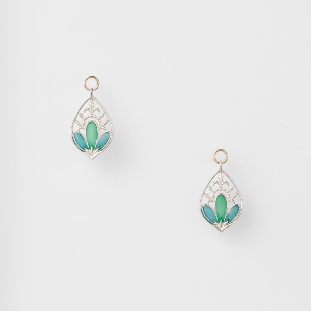 agete フック ピアス エメラルドチャーム付き アガット k10 エメラルド