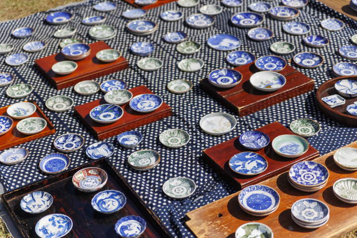 京都のアンティークマーケット「平安蚤の市」へ、一期一会の宝物を探し