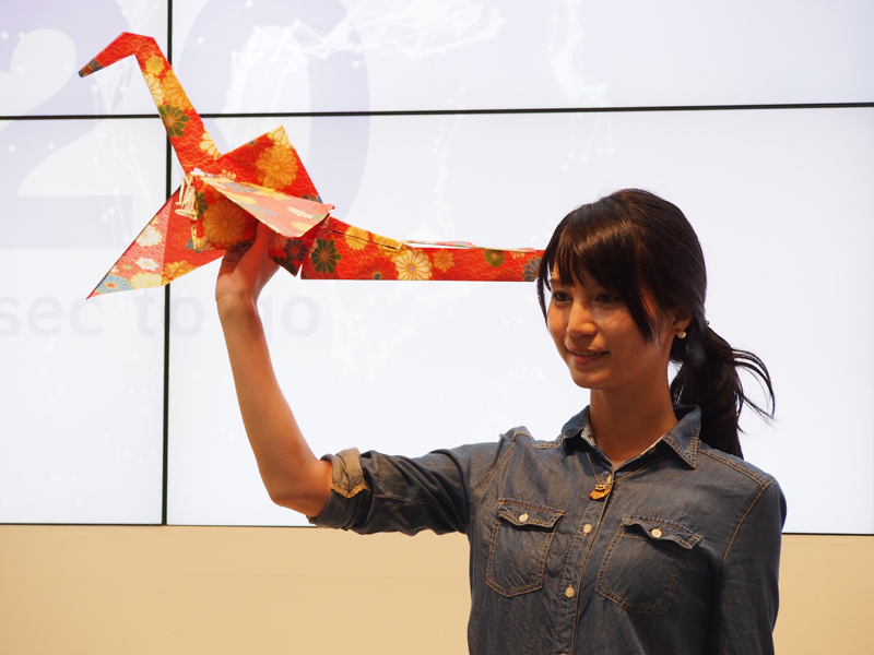 ラジコン“折り鶴”が空を舞う 超軽量マイコン搭載で遠隔操作：CEATEC