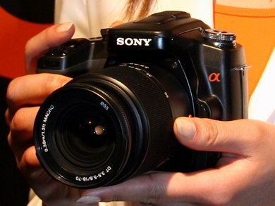 ソニー初のデジ一眼“α”――手ブレ補正＋1020万画素「α100」（1/2 ページ