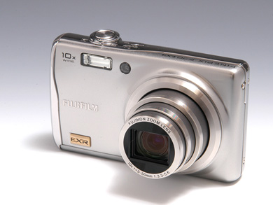 高感度でも高画質なお手頃デジカメ――「FinePix F70EXR」：レビュー（1