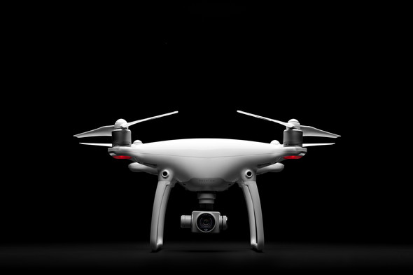 人も船も追いかける DJI、カメラ付き最新ドローン「Phantom 4」を発表